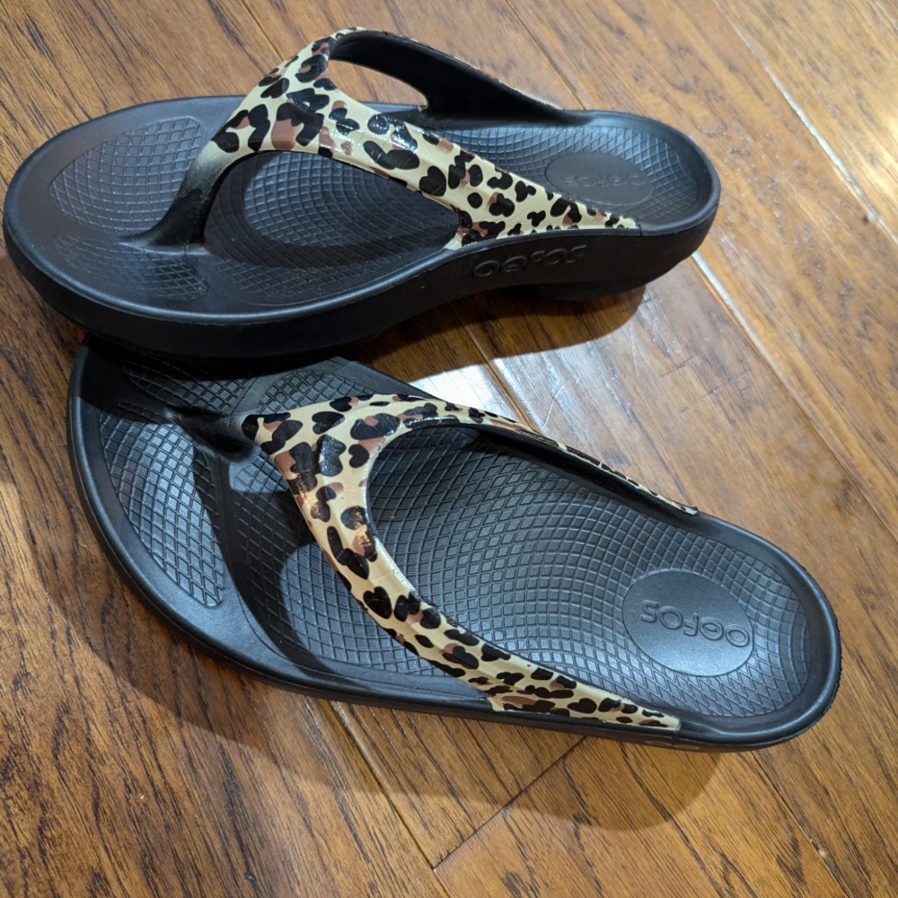 OOFOS Black and Tan Sandals with Textured Footbed